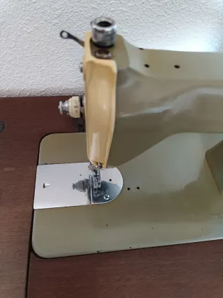 Máquina de coser antigua Alfa