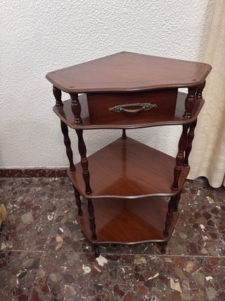 Mueble esquinero de madera con cajón.