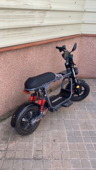 Moto Eléctrica Scooter + Casco Negro