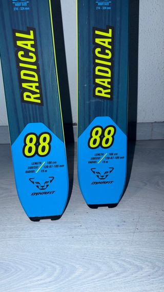 Sci Dynafit Radical 88 con attacchi e pelli.