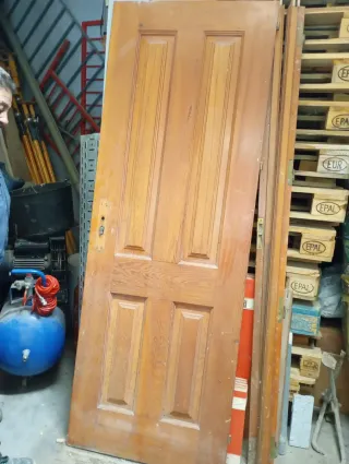 Puerta madera maciza