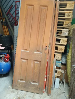 Puerta madera maciza