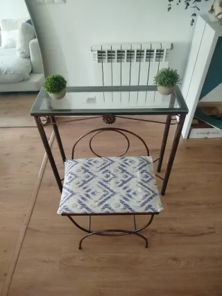 Mesa recibidor forja y vidrio + silla