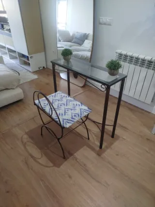 Mesa recibidor forja y vidrio + silla