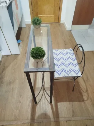 Mesa recibidor forja y vidrio + silla