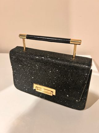 Bolso de fiesta negro con detalles dorados