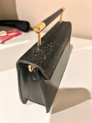 Bolso de fiesta negro con detalles dorados