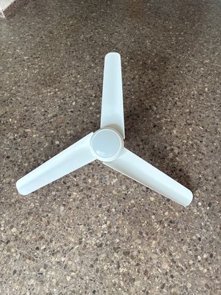 Ventilador de techo blanco con mando