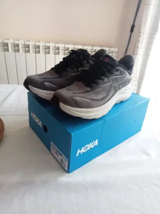 Zapatillas Hoka Negras y Grises