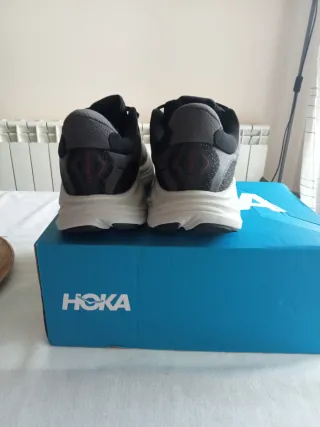 Zapatillas Hoka Negras y Grises