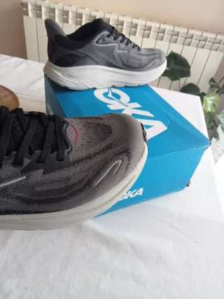 Zapatillas Hoka Negras y Grises