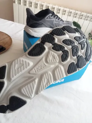 Zapatillas Hoka Negras y Grises