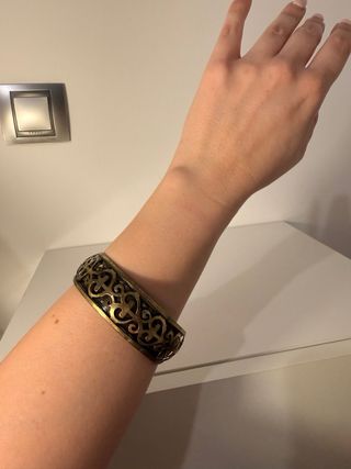 Pulsera brazalete diseño calado dorada