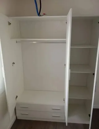 Armario blanco de madera