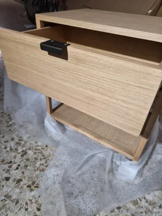 Mesita de noche madera y ratán