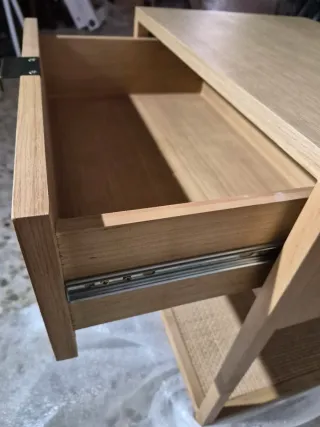 Mesita de noche madera y ratán