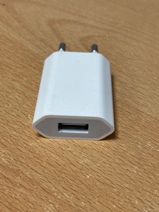 Cargador Apple enchufe USB blanco modelo A1300