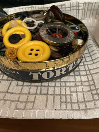 Caja de botones antiguos (aprox. 1kg)