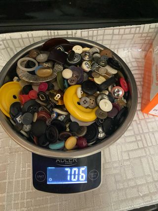 Caja de botones antiguos (aprox. 1kg)