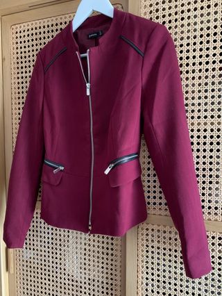 Chaqueta Stradivarius burdeos cremallera