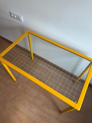 Tavolo da scrivania giallo con design in vetro e metallo