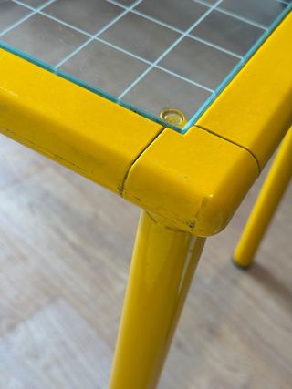 Tavolo da scrivania giallo con design in vetro e metallo