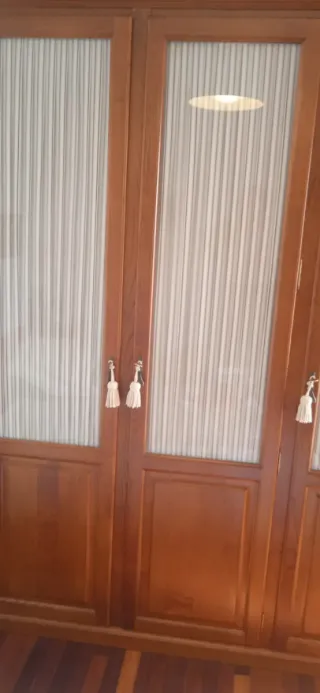 Armario 4 puertas, de  madera y cristal.