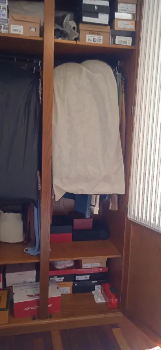 Armario 4 puertas, de  madera y cristal.