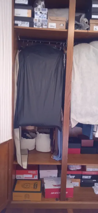 Armario 4 puertas, de  madera y cristal.