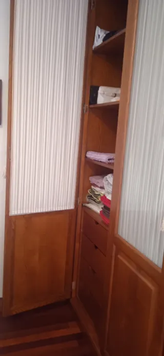 Armario 4 puertas, de  madera y cristal.