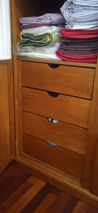 Armario 4 puertas, de  madera y cristal.