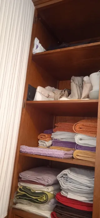 Armario 4 puertas, de  madera y cristal.