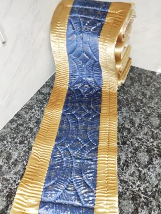 Alfombra dorada acolchada
