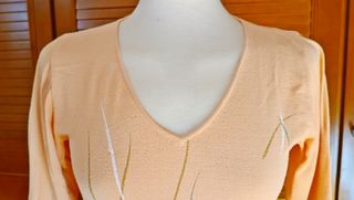 Jersey salmón con diseño de hierba