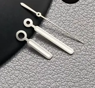 Agujas de reloj plateadas y blancas