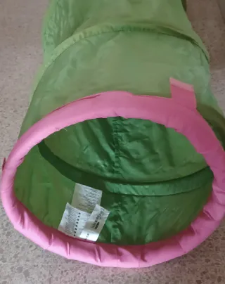 Túnel de juego IKEA verde con detalles rosa y azul