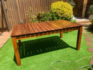 Mesa y sillas de jardín de madera