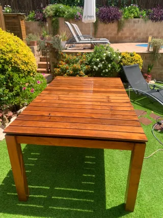 Mesa y sillas de jardín de madera