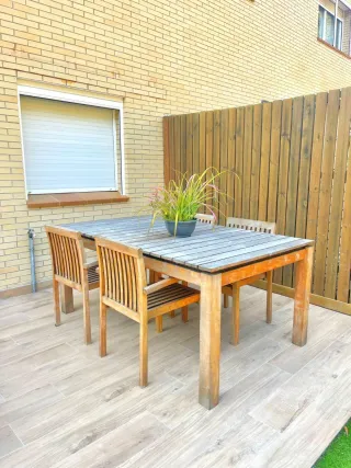 Mesa y sillas de jardín de madera