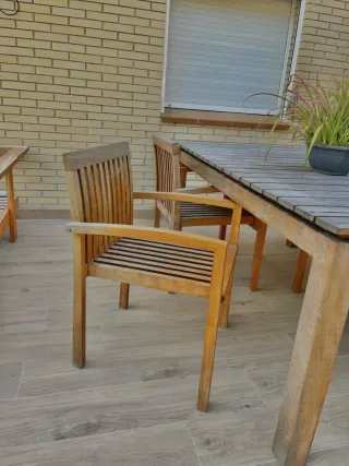Mesa y sillas de jardín de madera