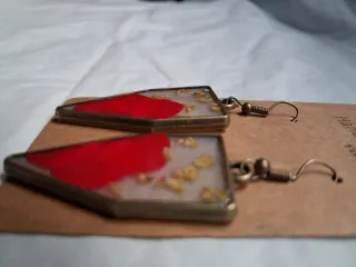 Orecchini artigianali con petali rossi