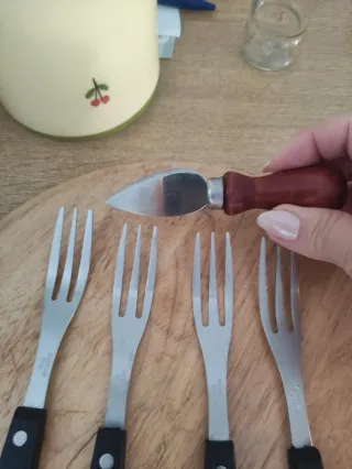 Bandeja de madera para queso con 4 tenedores