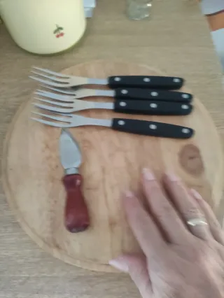 Bandeja de madera para queso con 4 tenedores