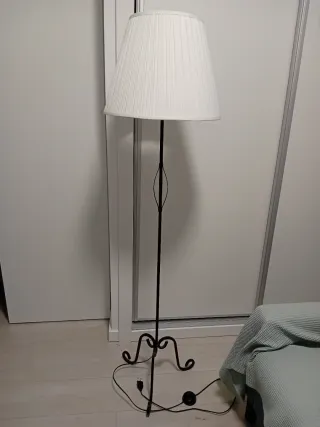 Lámpara de pie forja negra y pantalla blanca