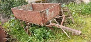 Carro de tractor oxidado