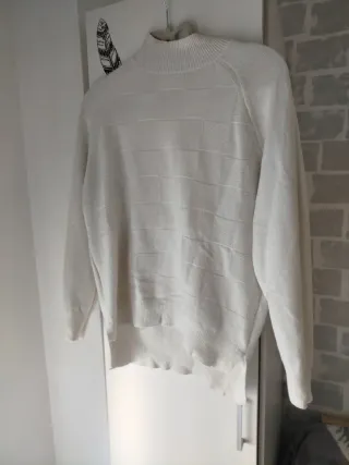 Suéter blanco de cuello alto