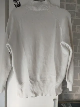 Suéter blanco de cuello alto