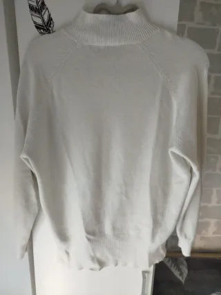 Suéter blanco de cuello alto