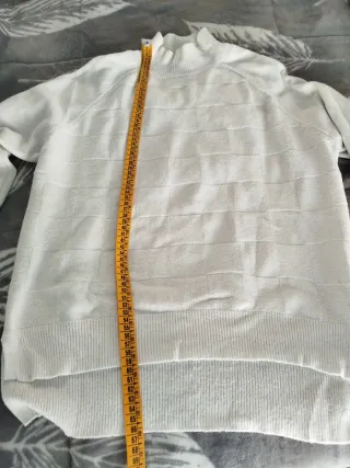 Suéter blanco de cuello alto