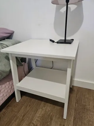 Mesa de noche blanca de madera de ikea